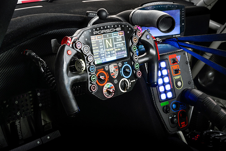 Porsche-911-RSR-19-Cockpit.jpg